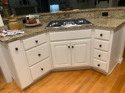 Kitchen remodel with contrasting island cabinetry
